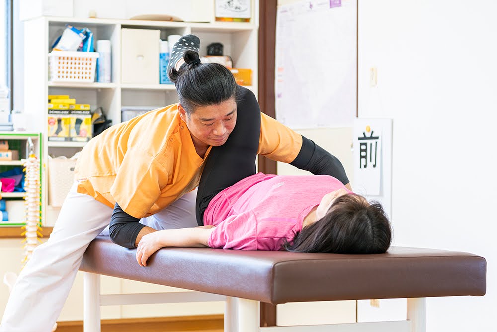姿勢と骨盤の状態を確認する様子